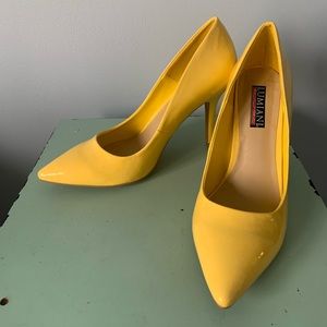 Yellow Patent Pumps, Sz. 9, NIB